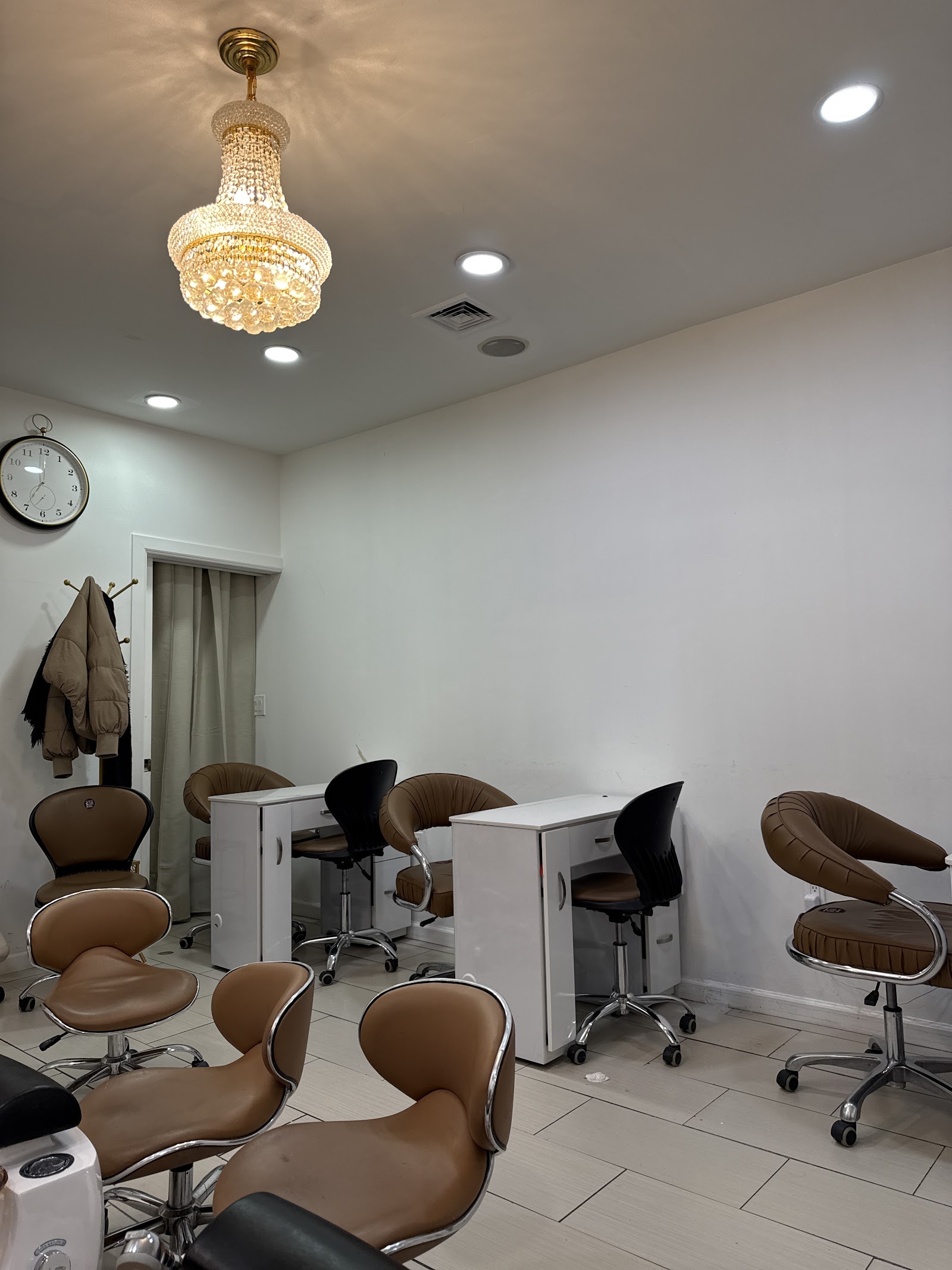 Sapphire Nails & Spa logo